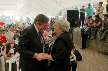 Senador Gazmuri saluda a familiar.