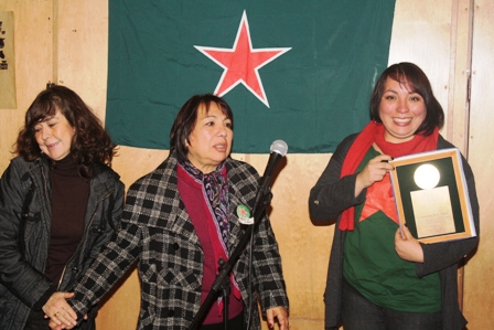 Entrega del Galvano para el co. Pedro Gaete a su compañera e hija.