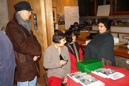 La mesa de informaciones y materiales del Comité.